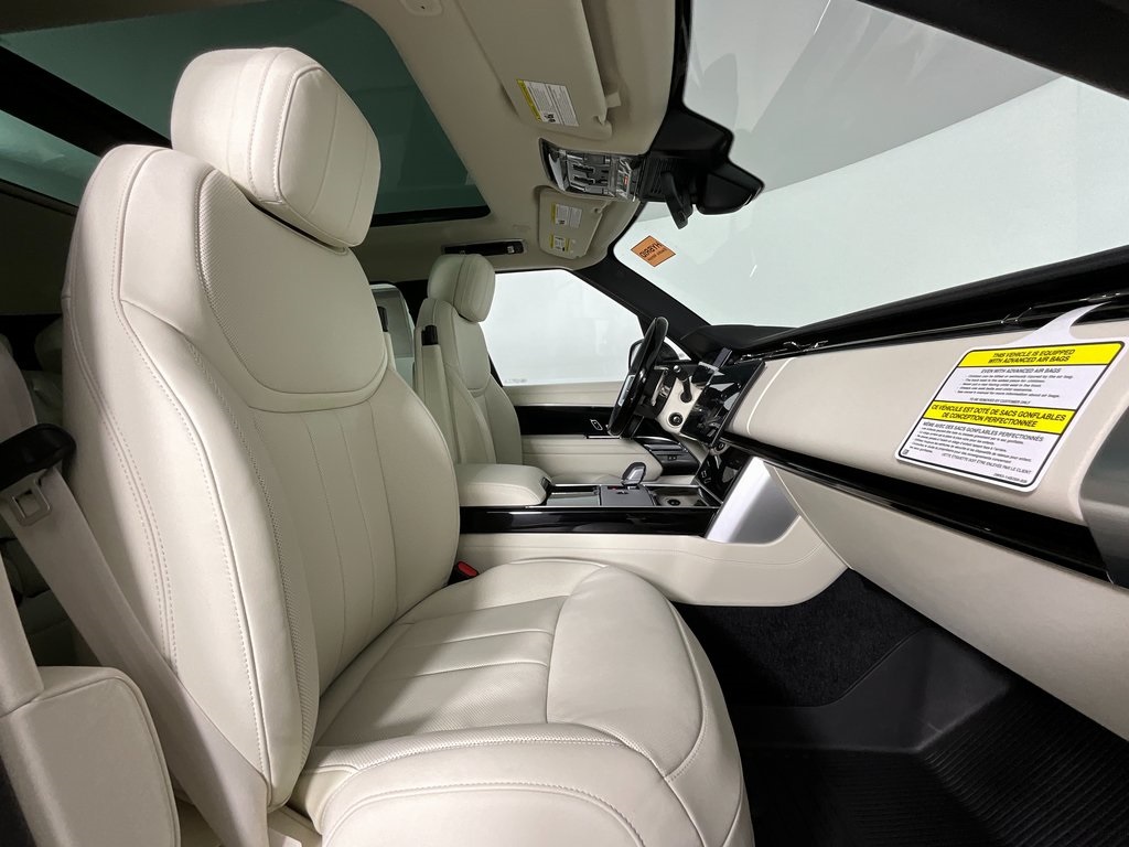 2025 Land Rover Range Rover SE photo 2