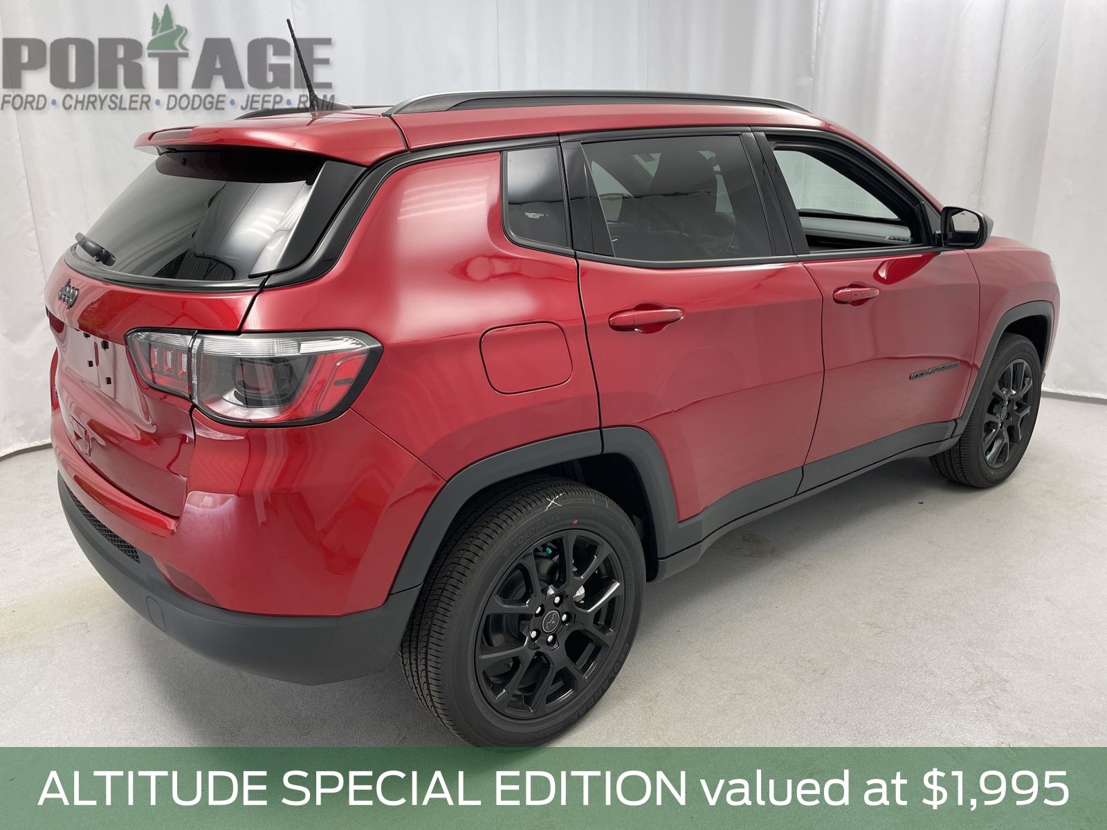 New 2025 Red Hot Pearl-Coat Exterior Paint Jeep Latitude image 2