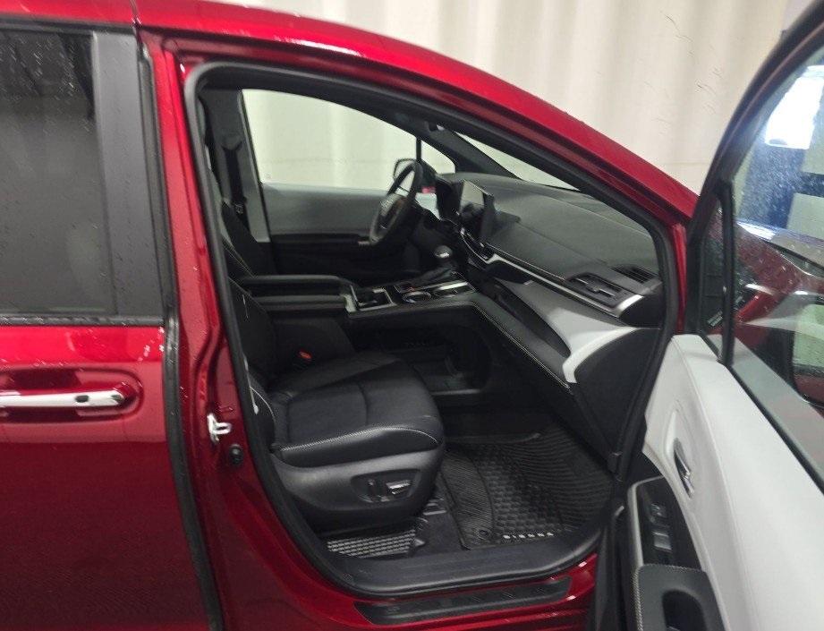 2025 TOYOTA SIENNA XSE 4D - Image 3