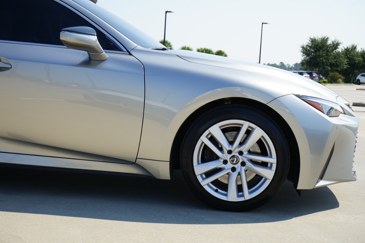 2023 Lexus IS 300 photo 9