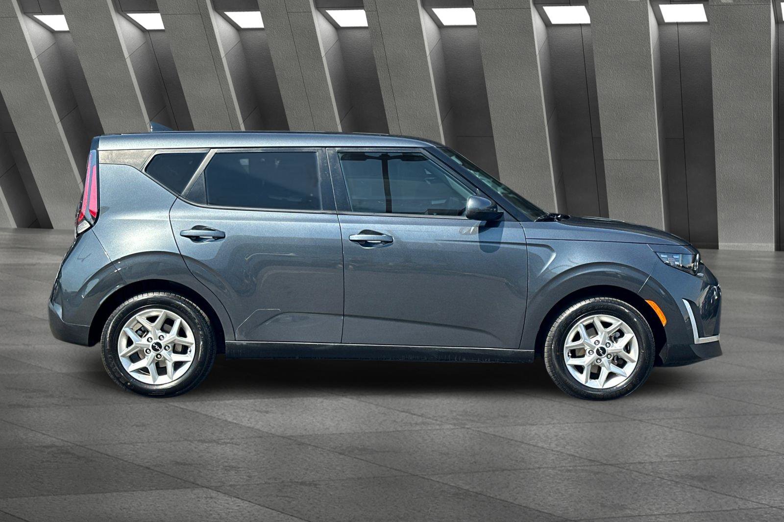 2023 Kia Soul LX photo 2