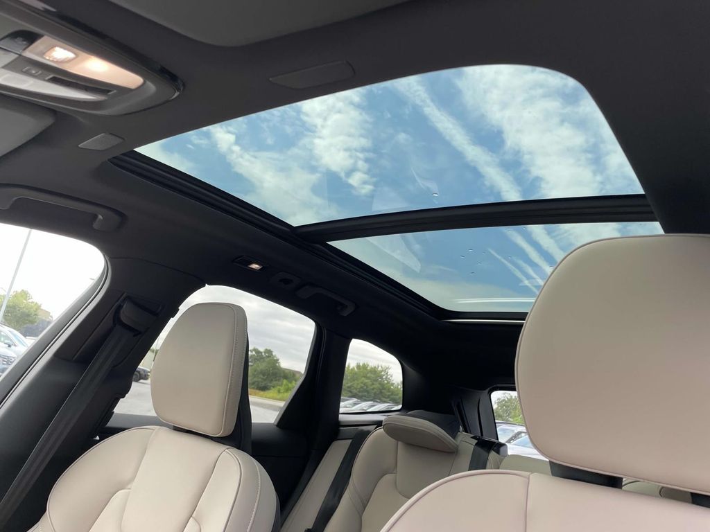 2026 Volvo XC60 B5 Core photo 9