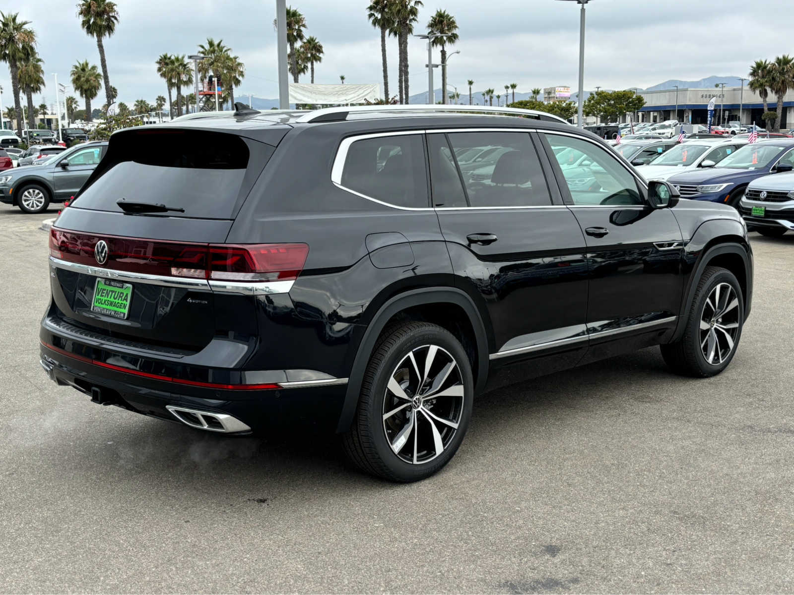 2024 Volkswagen Atlas SEL Premium R-Line photo 3