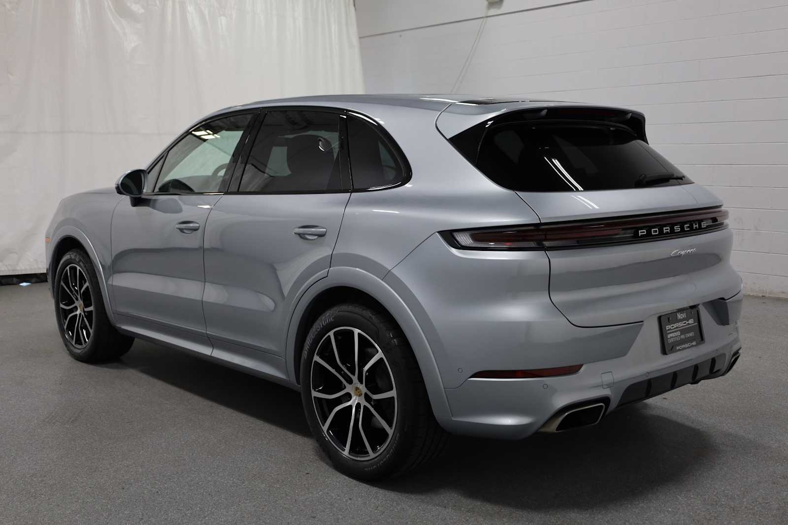 2024 Porsche Cayenne photo 2