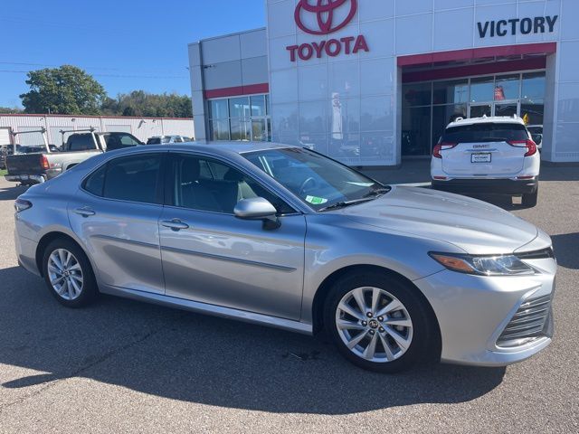 2023 Toyota Camry LE's photo