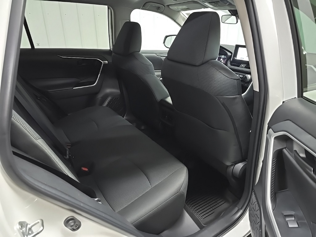 2023 Toyota RAV4 LE photo 17