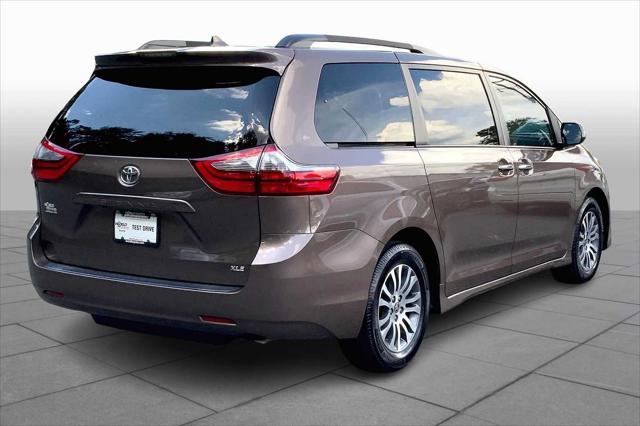 2020 Toyota Sienna XLE photo 11