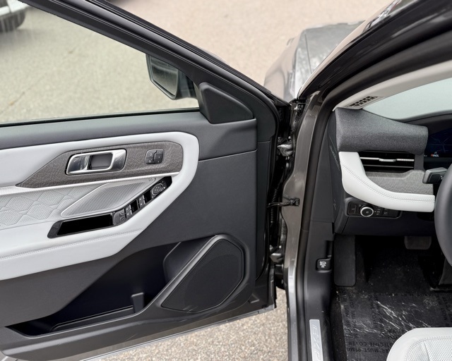2025 Ford Explorer Platinum photo 11