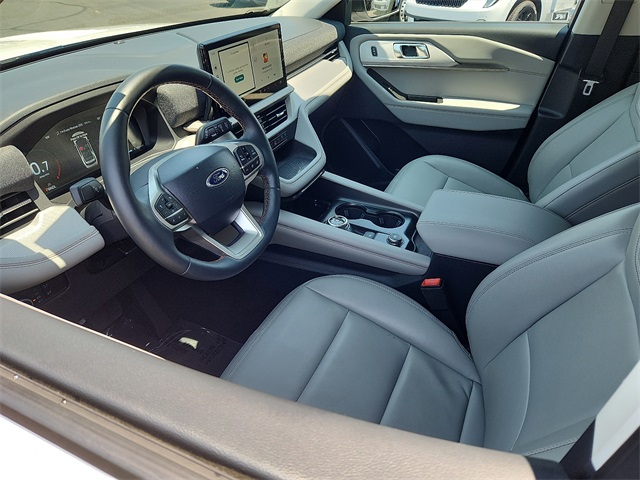 2025 Ford Explorer photo 3