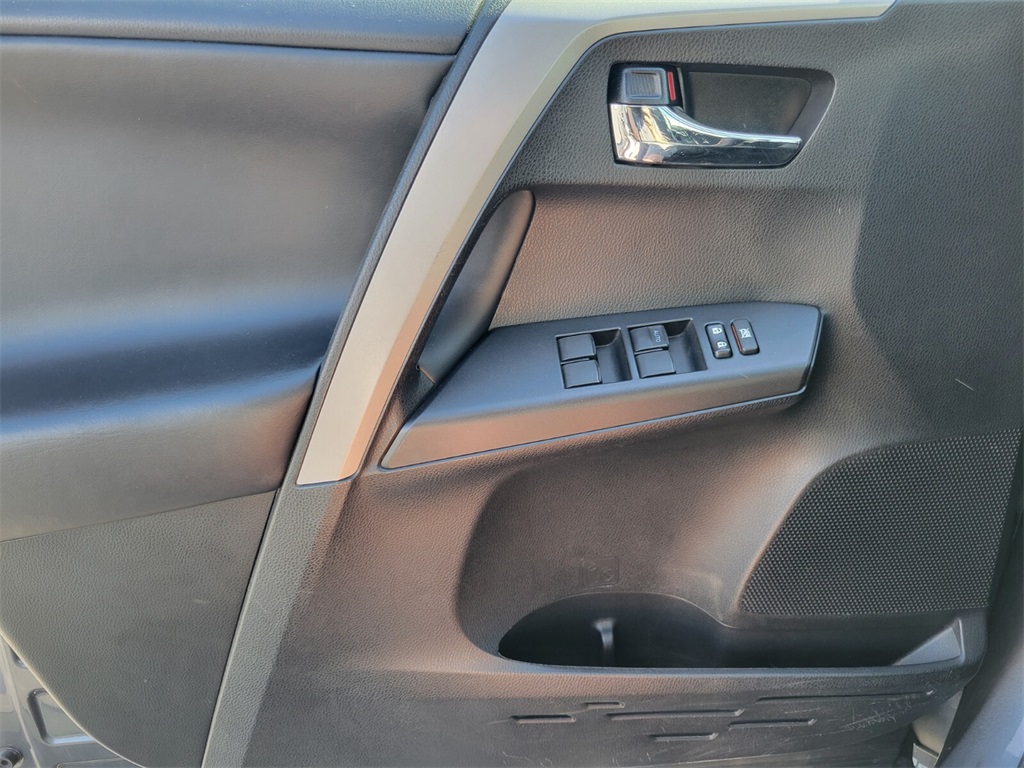 2018 Toyota RAV4 XLE photo 16