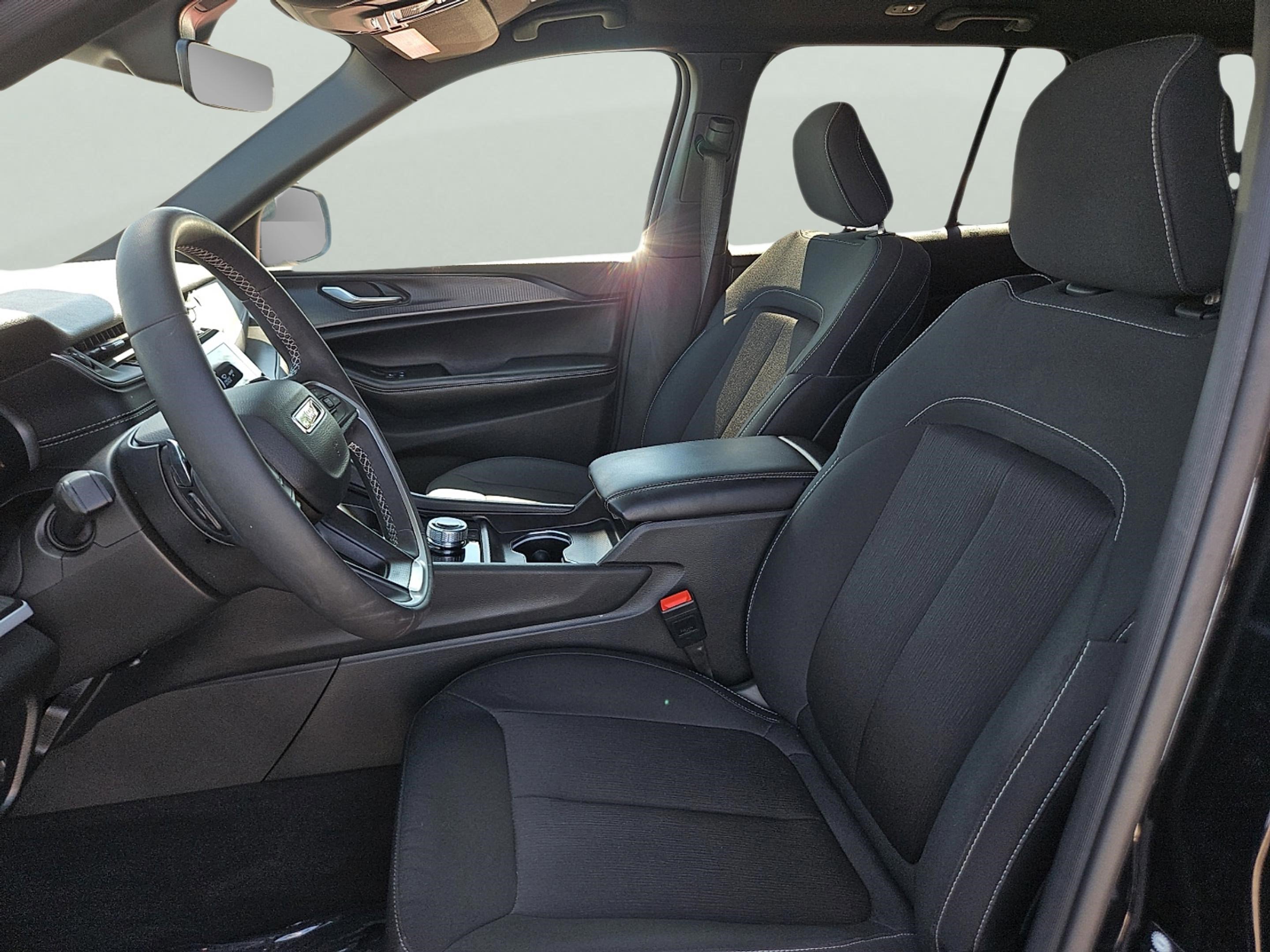 2025 Jeep Grand Cherokee Laredo photo 9