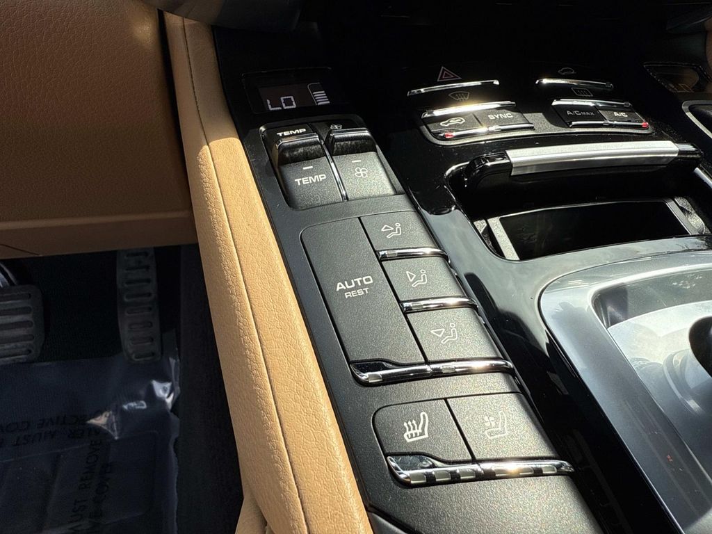 2016 Porsche Cayenne Base photo 29