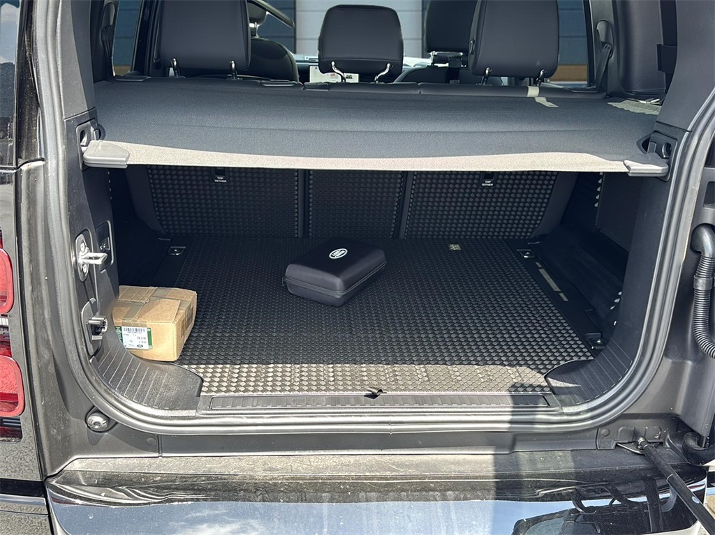2025 Land Rover Defender 110 X-Dynamic SE photo 23