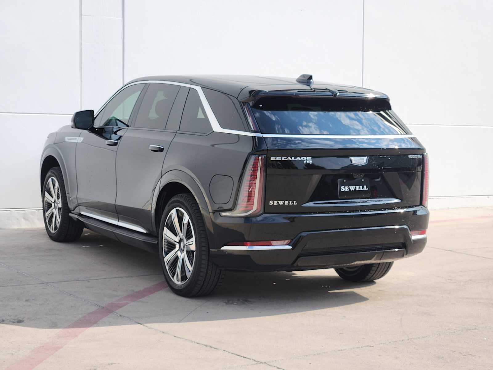 2025 Cadillac Escalade IQ Luxury photo 2
