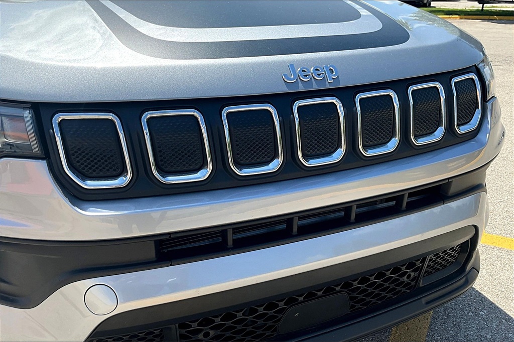 2022 Jeep Compass Latitude Lux photo 28