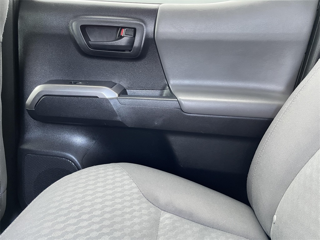 2020 Toyota Tacoma SR5 photo 18