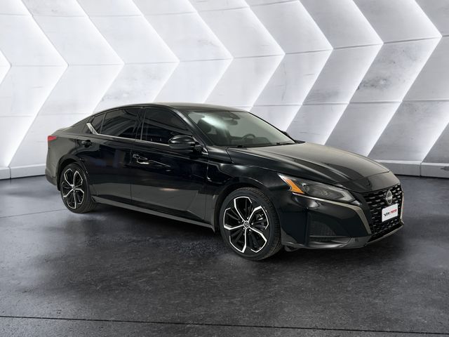 2024 Nissan Altima SR's photo