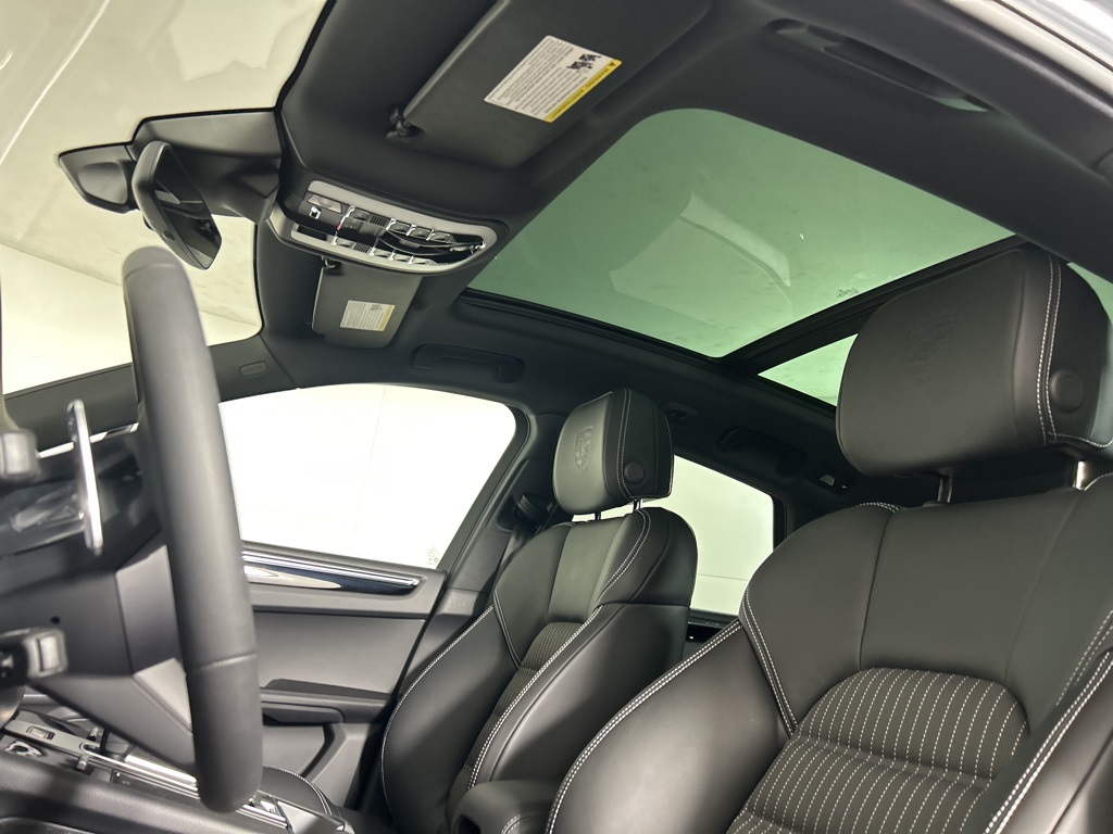 2025 Porsche Macan T photo 18
