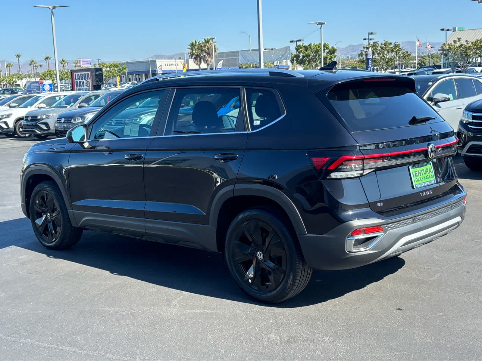 2025 Volkswagen Taos SE photo 4