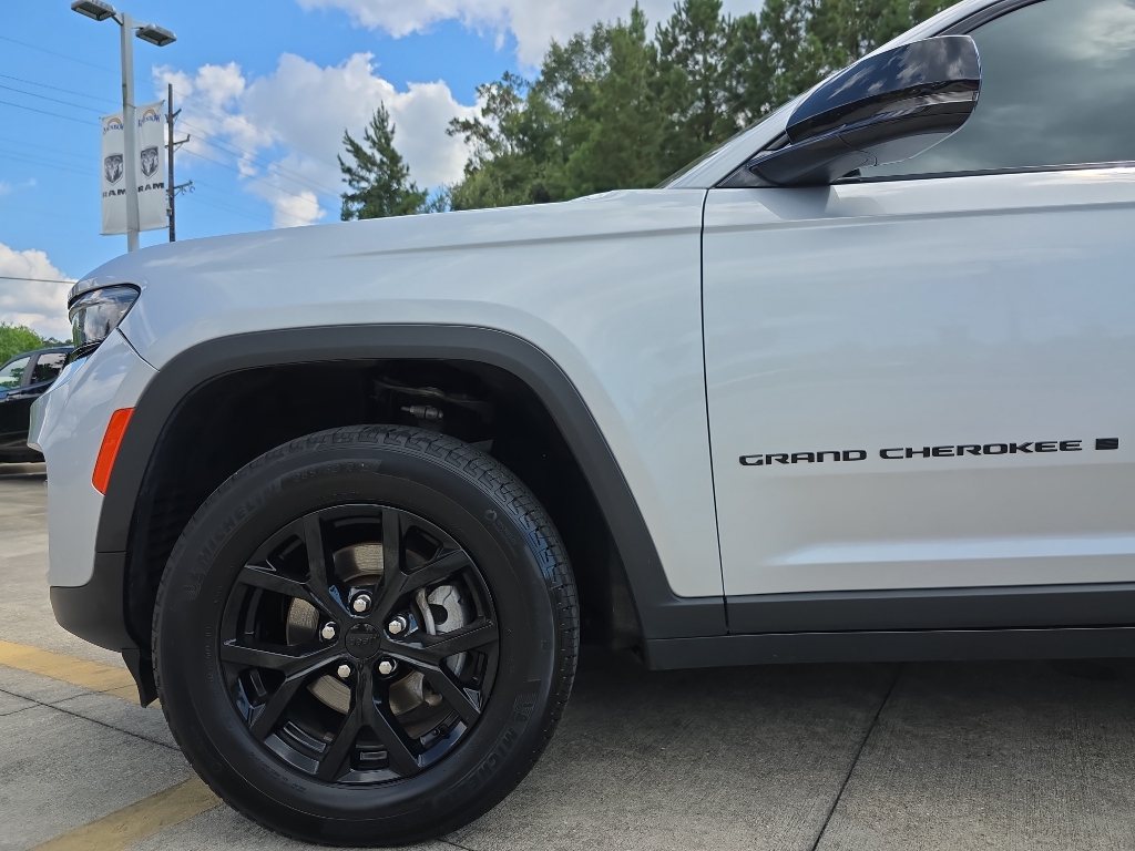 2024 Jeep Grand Cherokee Altitude photo 2