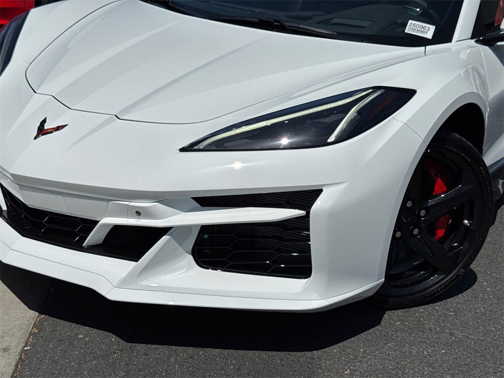 2025 Chevrolet Corvette E-Ray 2LZ photo 3