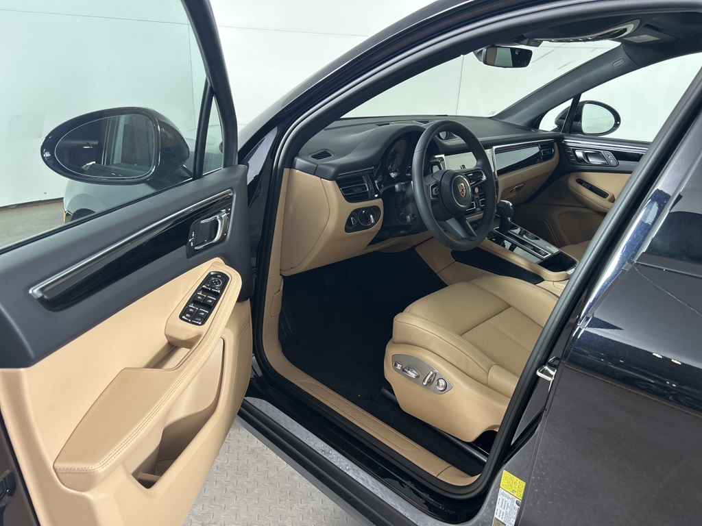 2025 Porsche Macan T photo 8