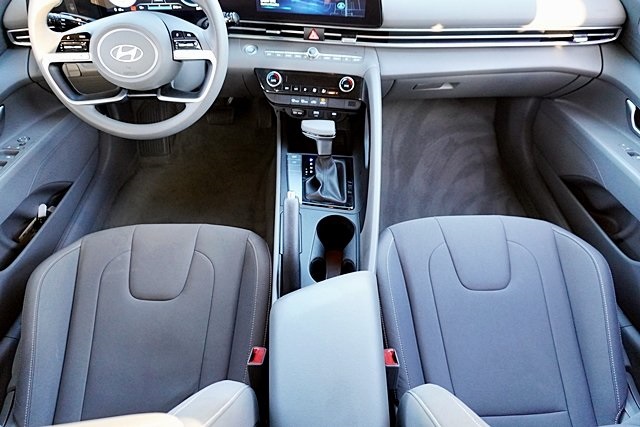 2024 Hyundai Elantra SEL photo 18