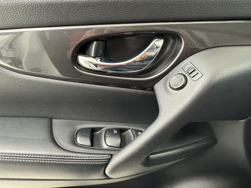 2020 Nissan Rogue SV photo 21