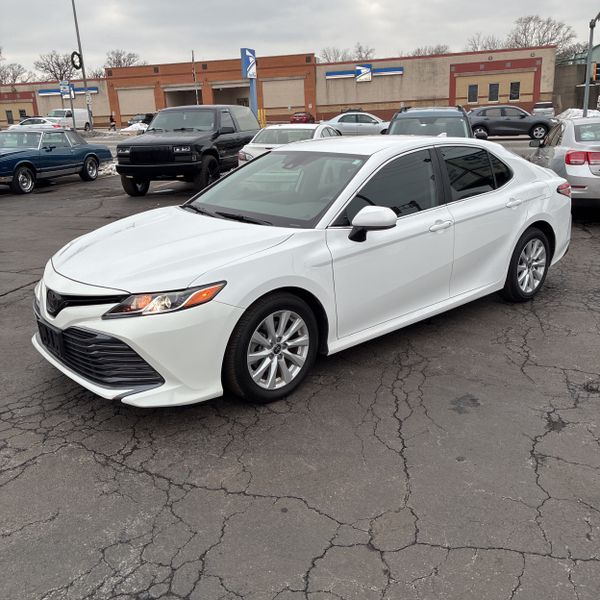 2020 Toyota Camry LE's photo