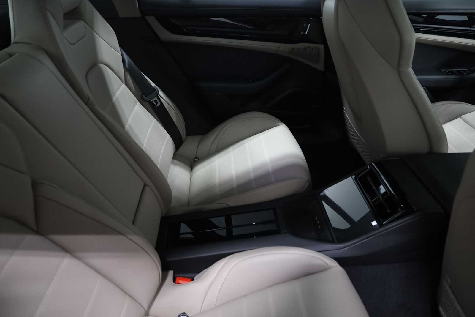 2025 Porsche Panamera 4 photo 29
