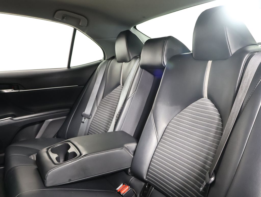 2020 Toyota Camry SE photo 13