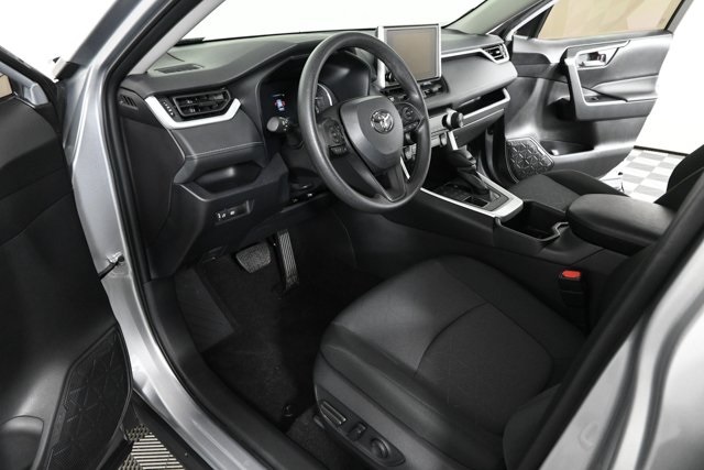 2025 Toyota RAV4 XLE photo 9