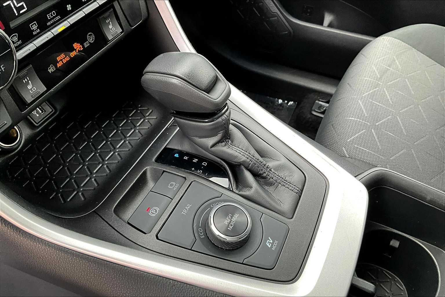 2024 Toyota RAV4 Hybrid XLE photo 14