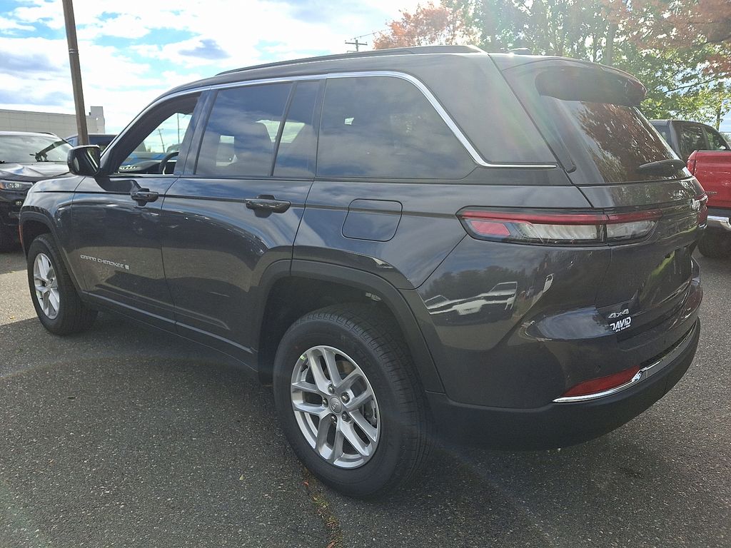 2025 Jeep Grand Cherokee Laredo X photo 3