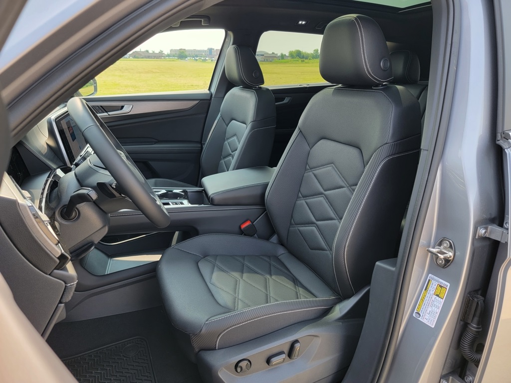 2025 Volkswagen Atlas Cross Sport SE Technology photo 2