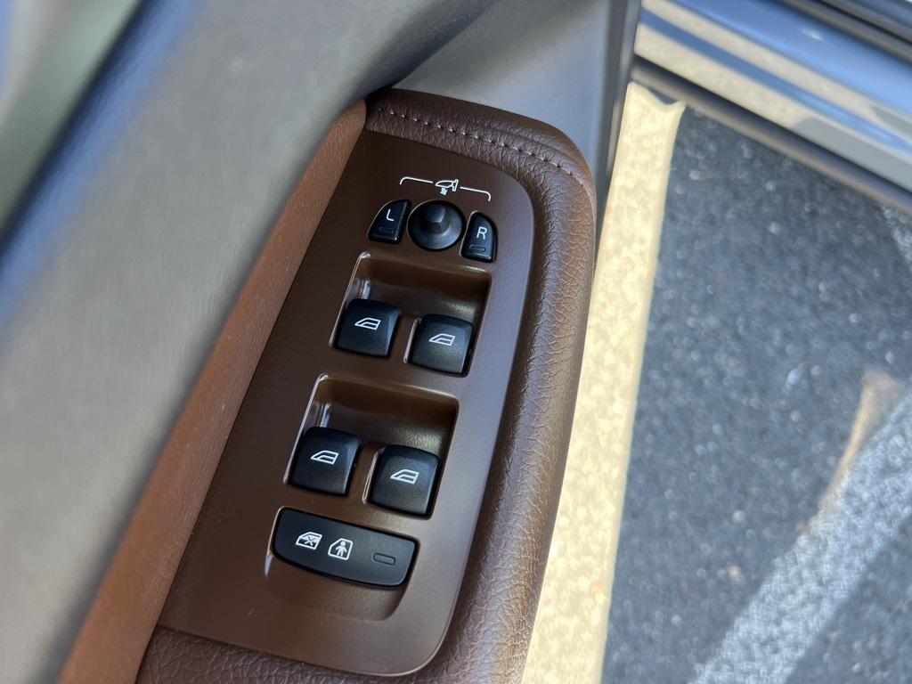 2022 Volvo XC60 B5 Momentum photo 8