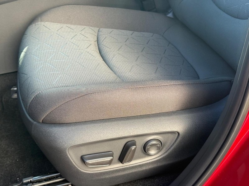 2025 Toyota RAV4 Hybrid XLE photo 25