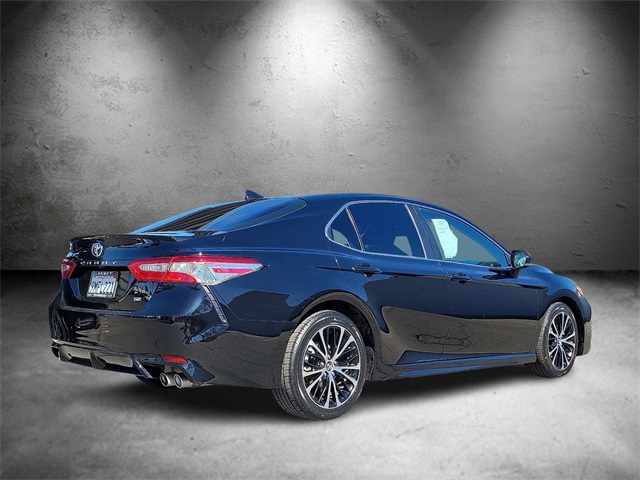 2020 Toyota Camry SE photo 3