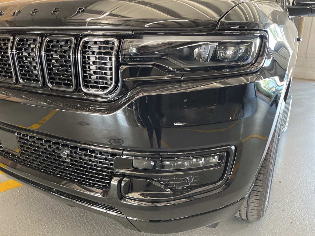 2025 Jeep Wagoneer Series II Carbide photo 11