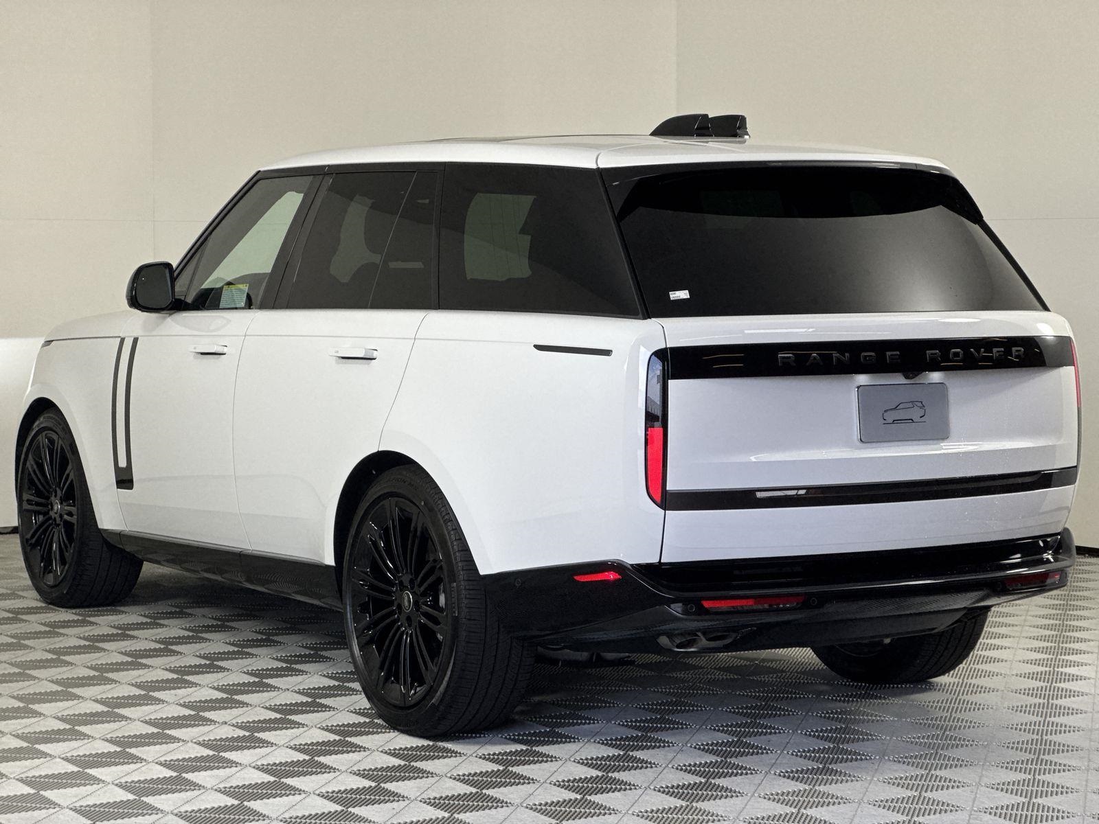 2025 Land Rover Range Rover SE photo 3