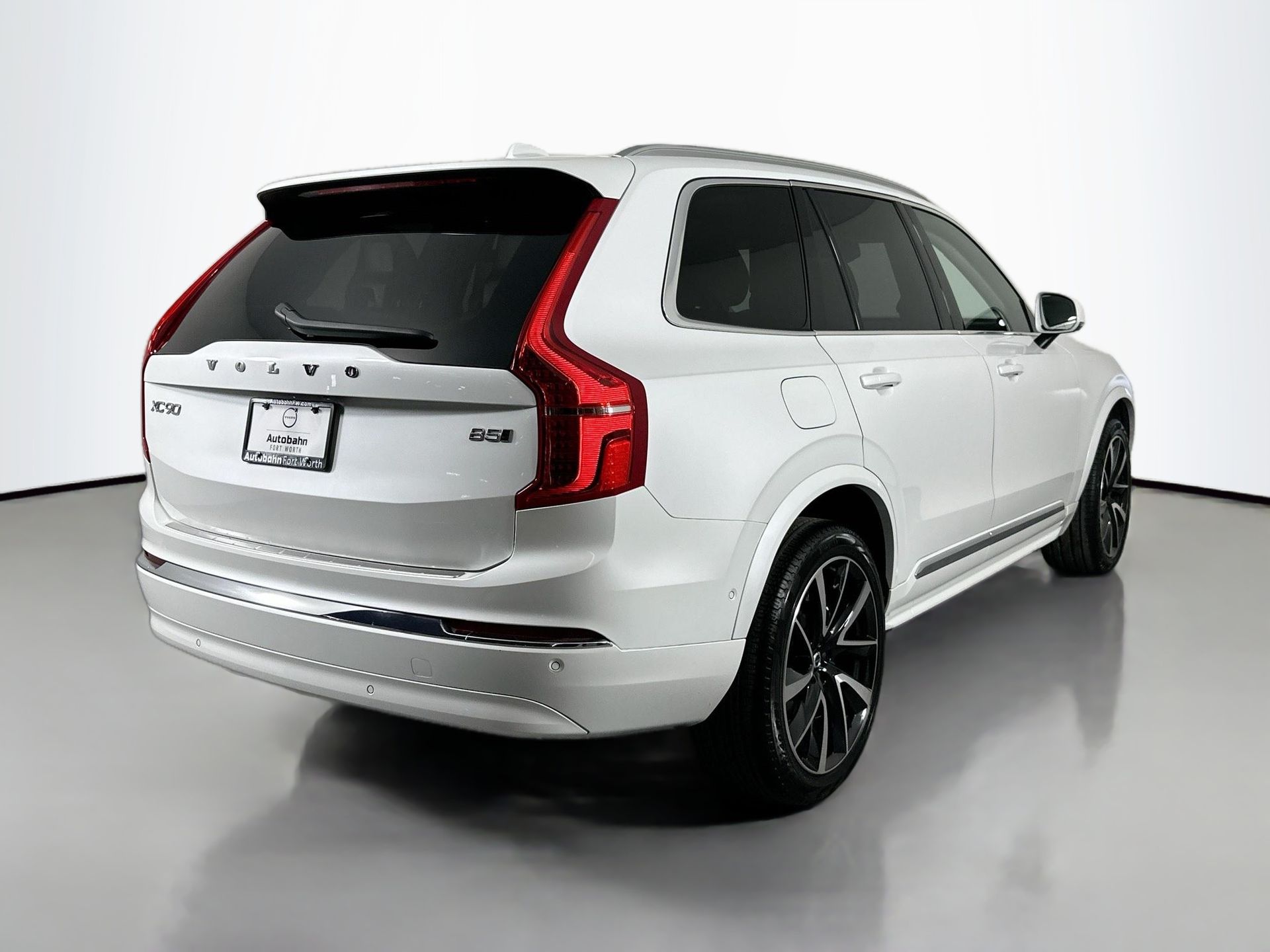 2025 Volvo XC90 B5 Plus AWD photo 4