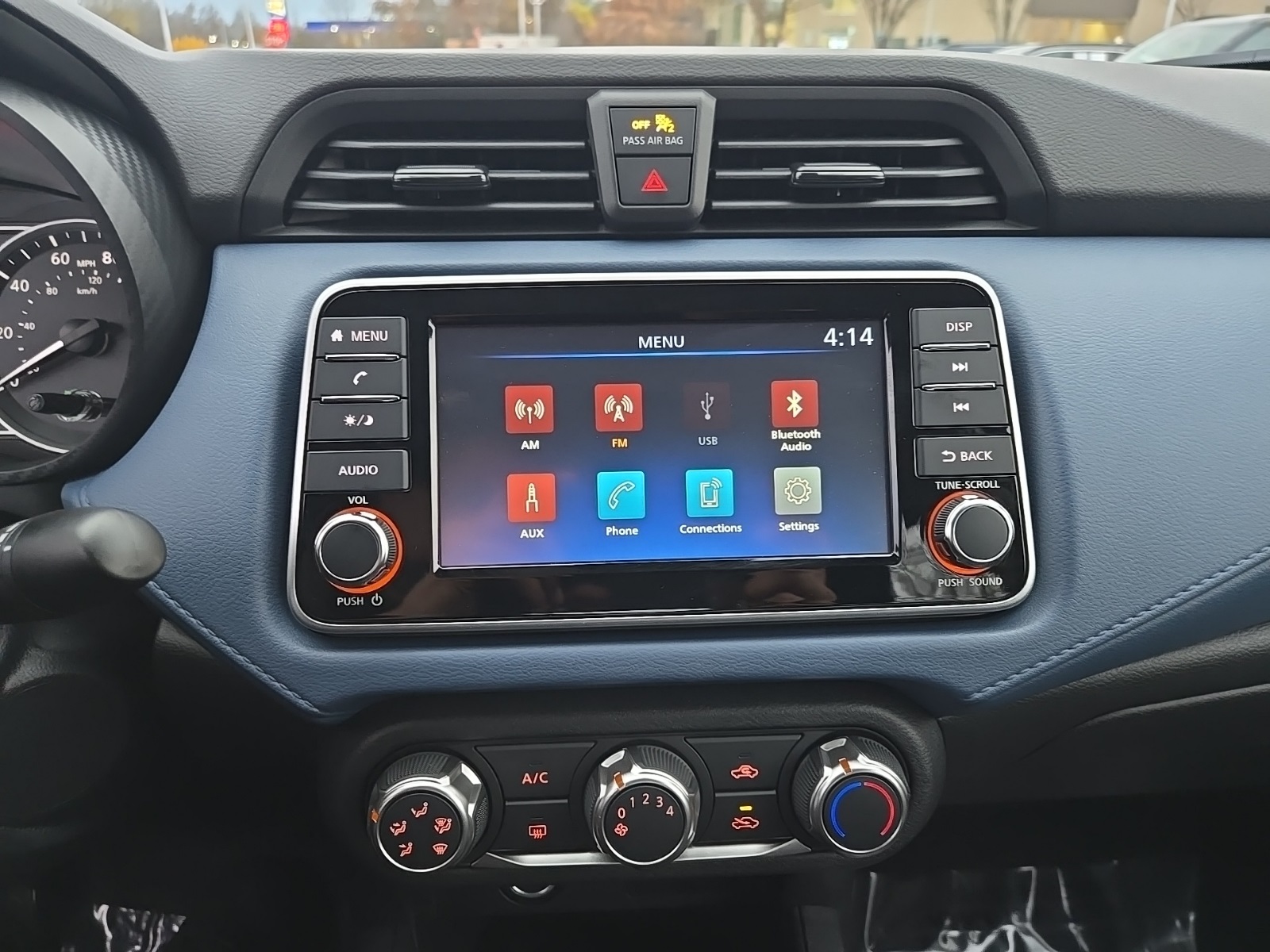 2025 Nissan Versa 1.6 SV photo 4