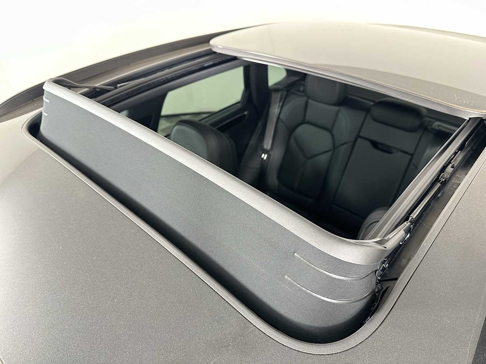 2026 Porsche Macan T photo 18