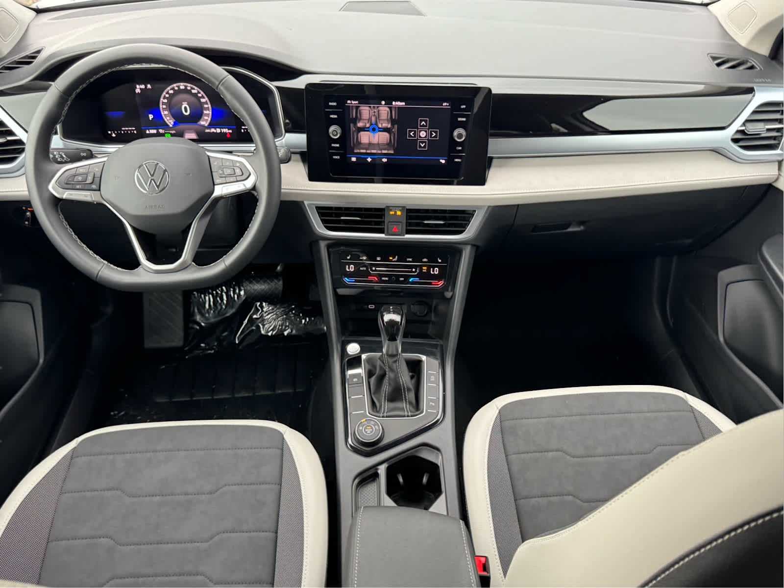 2025 Volkswagen Taos SE photo 25