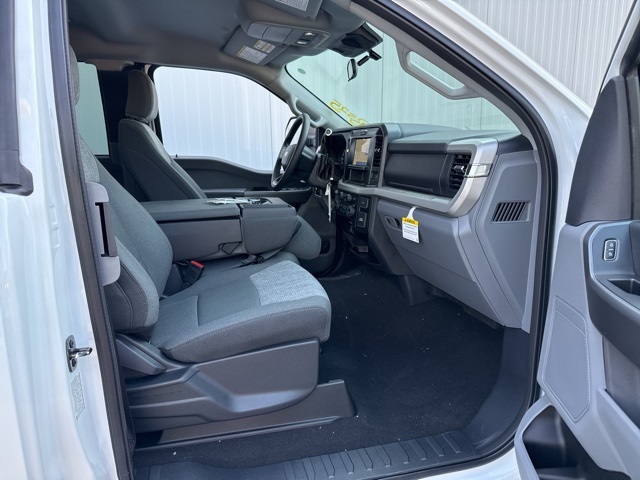 2025 Ford F-350 XLT photo 2