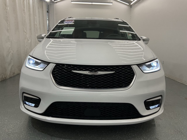 2024 Chrysler Pacifica Hybrid Pinnacle photo 3