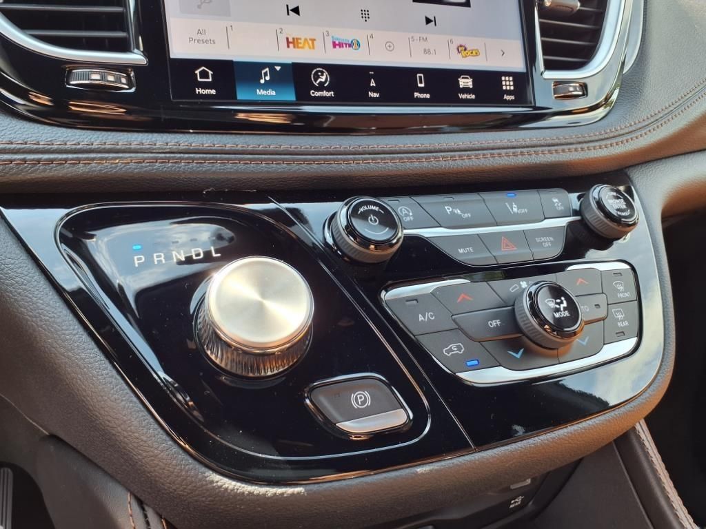 2026 Chrysler Pacifica Pinnacle photo 6