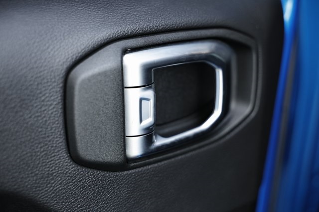 2024 Jeep Wrangler Sahara photo 32
