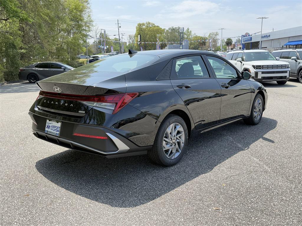 2025 Hyundai Elantra Hybrid SE photo 3