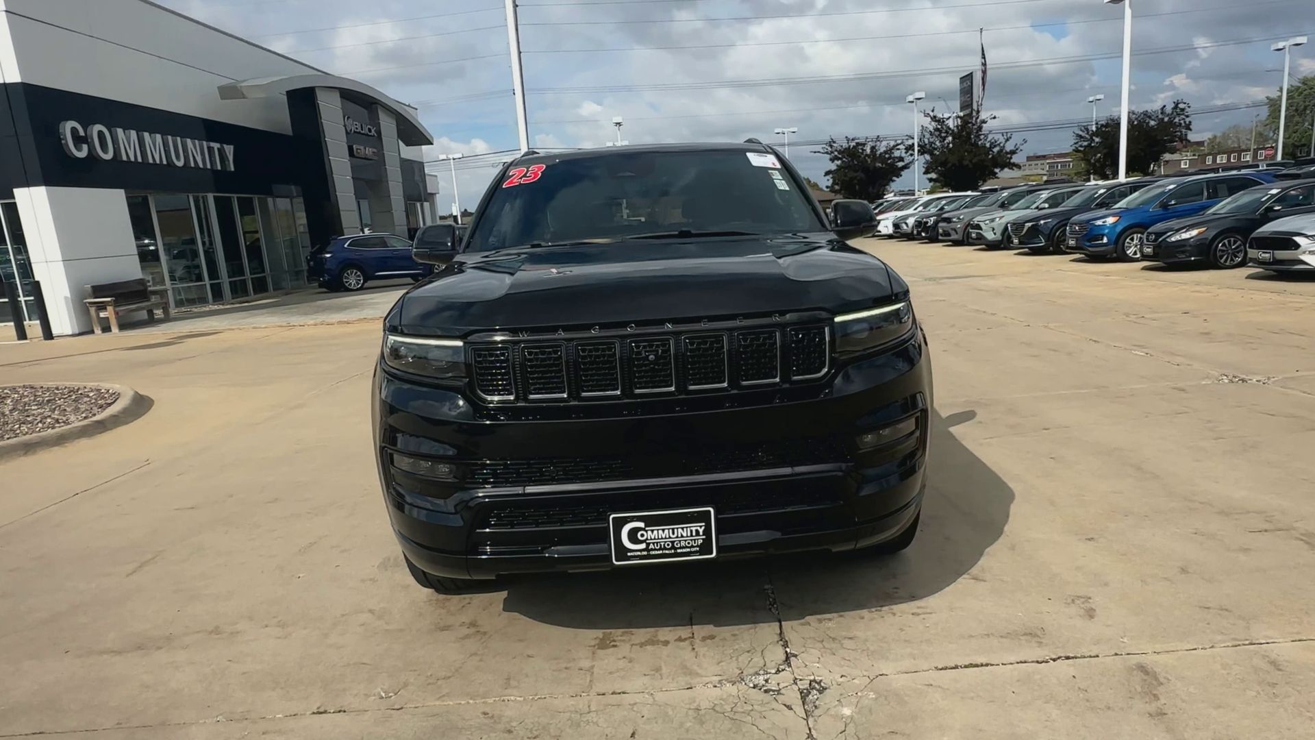 2023 Jeep Grand Wagoneer II photo 3
